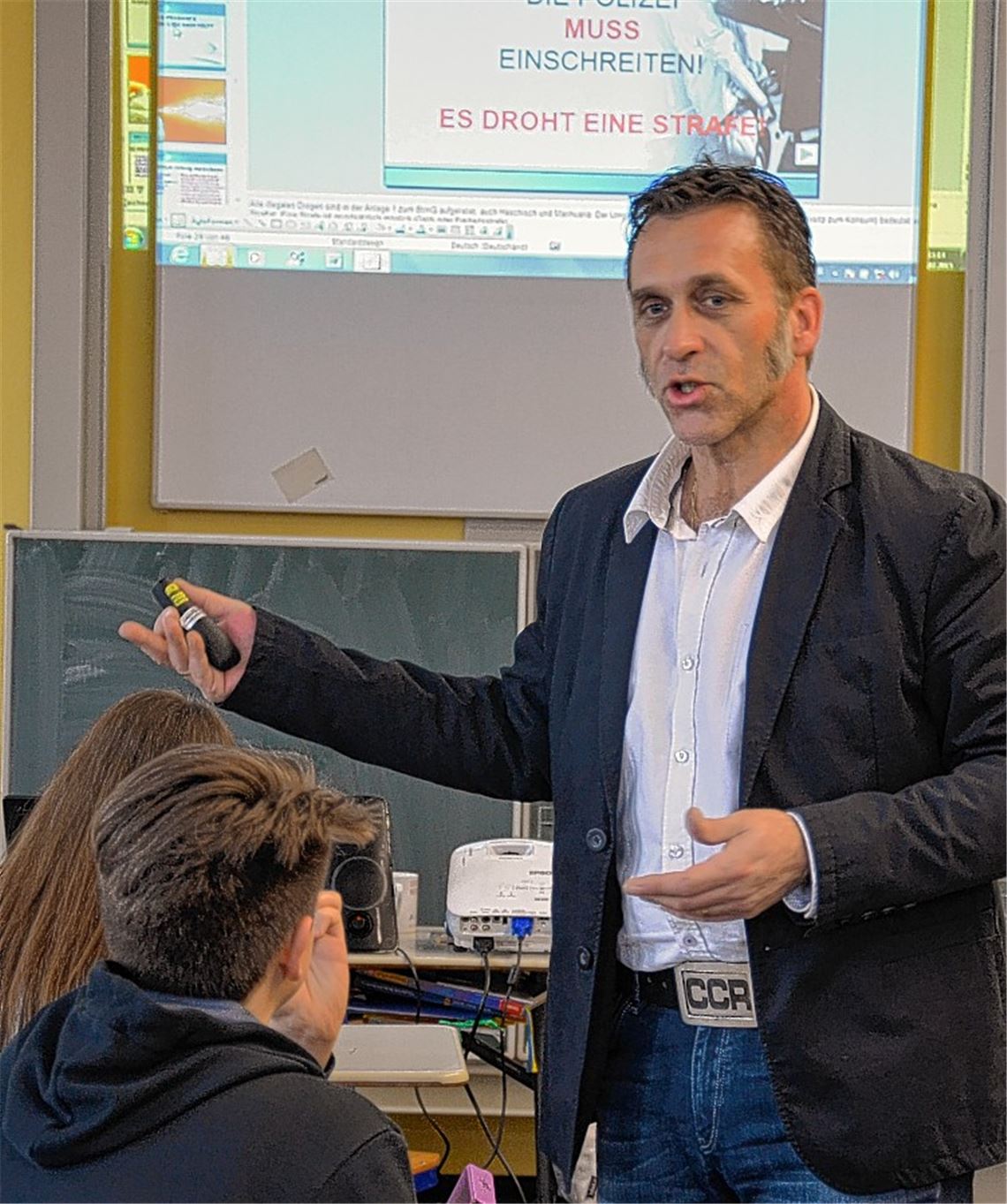 Polizeikommissar Norbert Held referiert über Drogenkonsum.