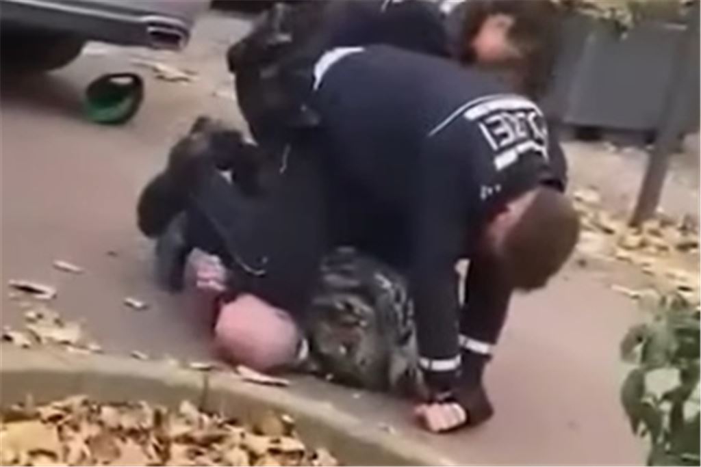 Polizeikräfte haben bei der Festnahme eines 25-Jährigen in Pforzheim laut Staatsanwaltschaft nach dem Prinzip der Verhältnismäßigkeit gehandelt. Foto: Screenshot