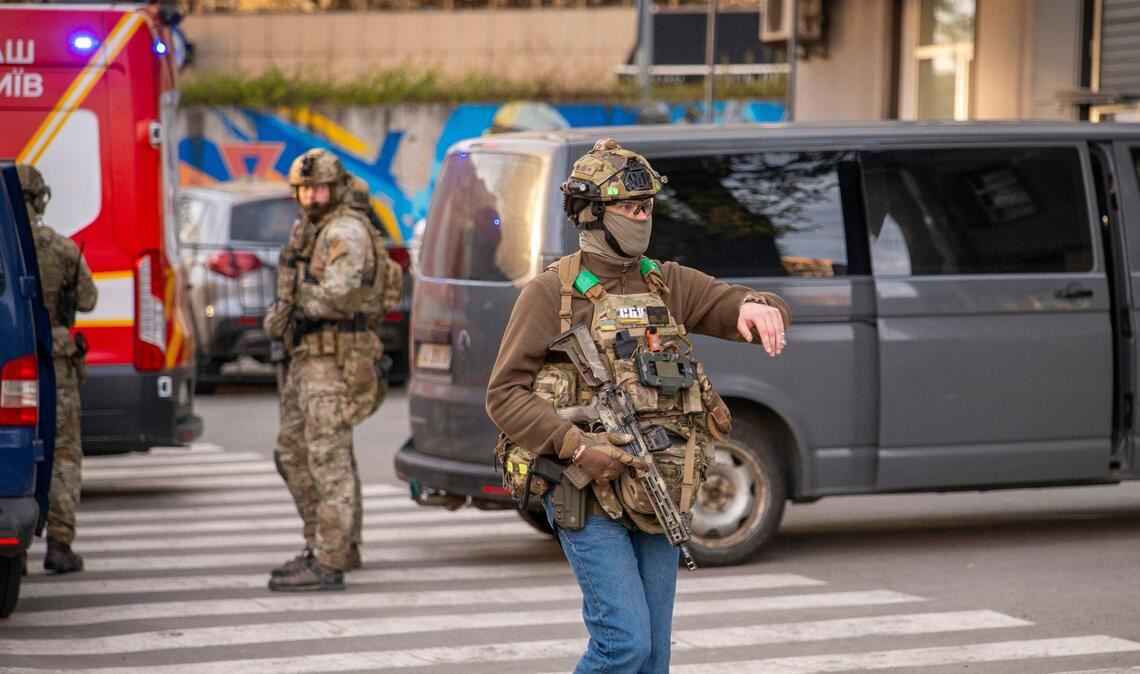 Polizeikräfte sperren zum Schutz von Zivilisten eine Straße in Kiew bei einer Schießerei - allerdings sollen sich Berichten zufolge nicht alle Beamten so professionell verhalten haben.