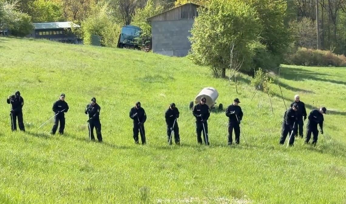 Polizeikräfte suchen ein Gelände  nach Hinweisen zum Verbleib eines 18-Jähriger ab (Archivfoto).