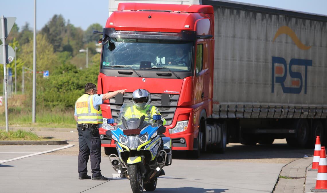 Polizeimotorräder lotsen die Lkw zur Kontrolle auf die Autobahnraststätte „Am Waisenrain“. Fotos: Steigleder