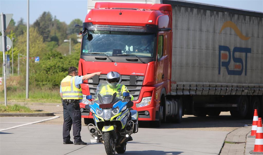 Polizeimotorräder lotsen die Lkw zur Kontrolle auf die Autobahnraststätte „Am Waisenrain“. Fotos: Steigleder