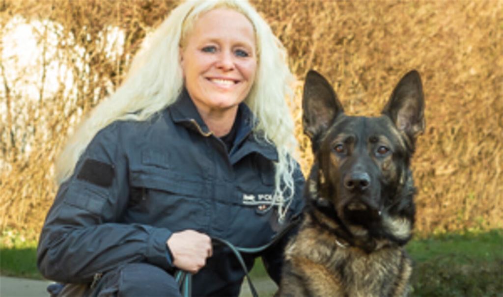 Polizeioberkommissarin Nathalie Lasch mit Bullwei. Foto: pol