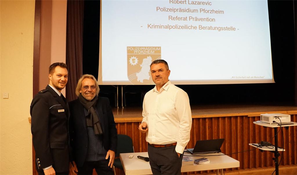 Polizeirat Julian Walch (v.li.), Revierleiter Mühlacker, Sigi Nonnenmann, pensionierter Kriminalhauptkommissar und Gemeinderat, und Polizeioberkommissar Robert Lazarevic vom Polizeipräsidium Pforzheim, Referat Prävention, geben Tipps, wie Einbrecher abgeschreckt werden können. Foto: Bastian