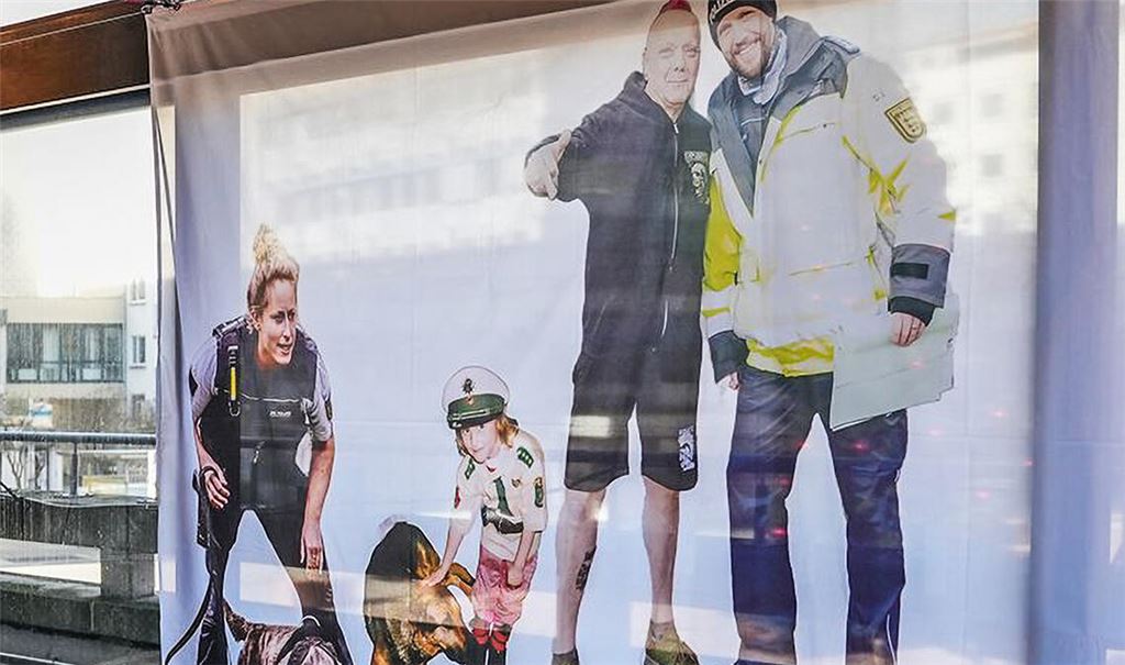 Polizisten als Menschen: Blick in die Wanderausstellung. Foto: Stadt Pforzheim
