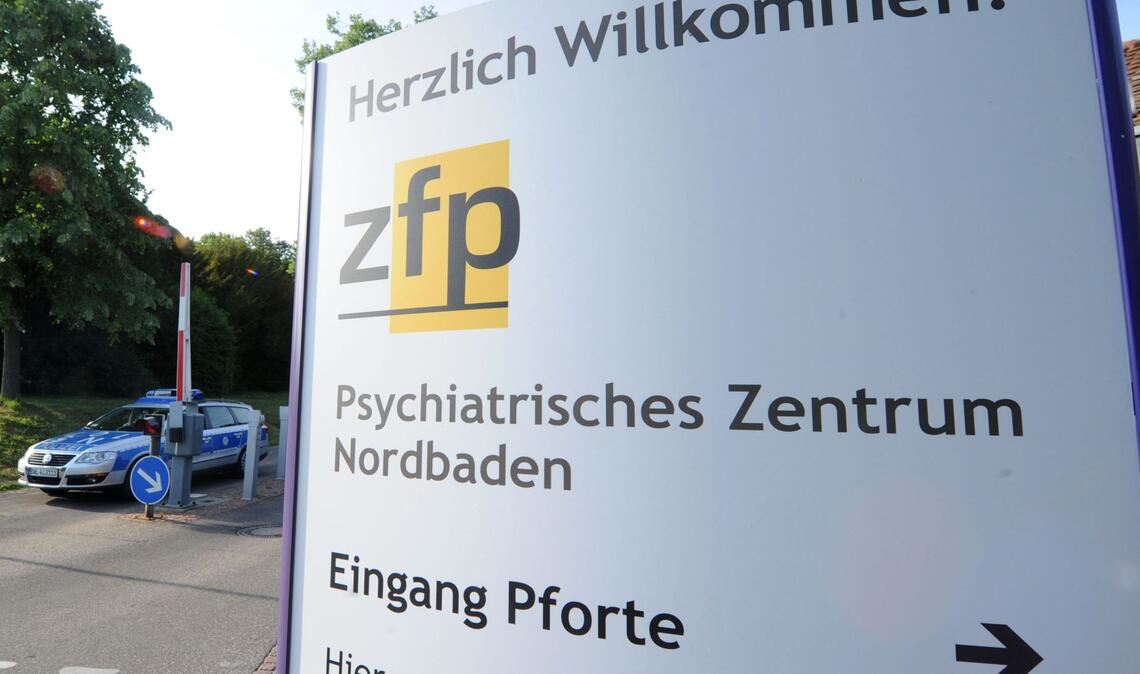Polizisten fixieren einen Psychiatriepatienten in Wiesloch. Der Mann stirbt. Wie die betroffene Einrichtung reagiert (Archivfoto).