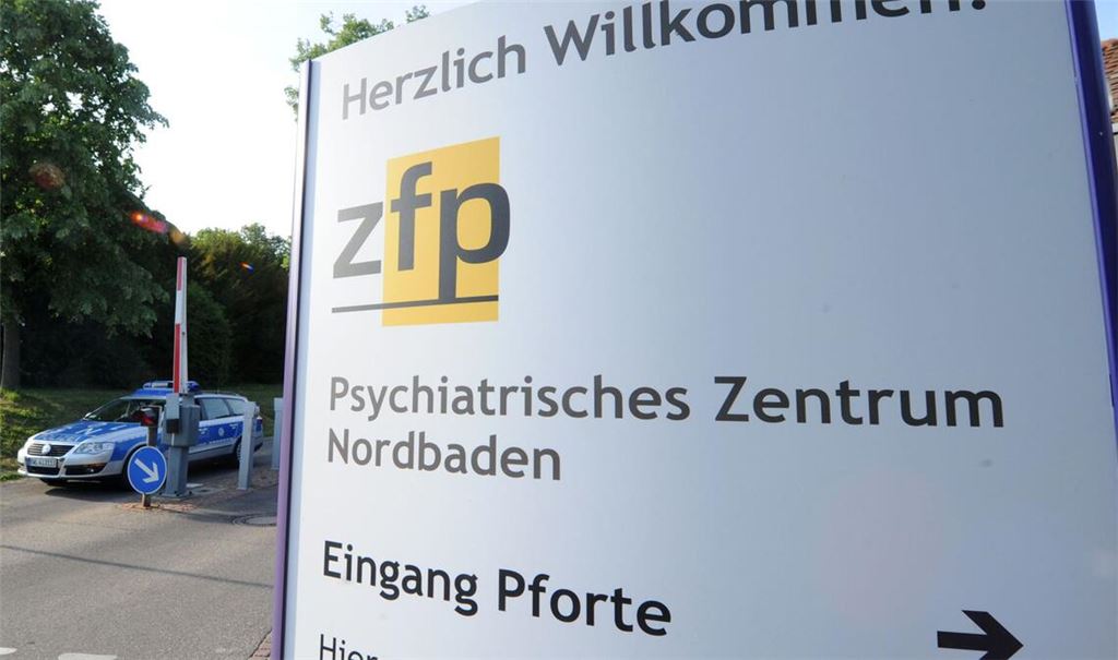 Polizisten fixieren einen Psychiatriepatienten in Wiesloch. Der Mann stirbt. Wie die betroffene Einrichtung reagiert (Archivfoto).