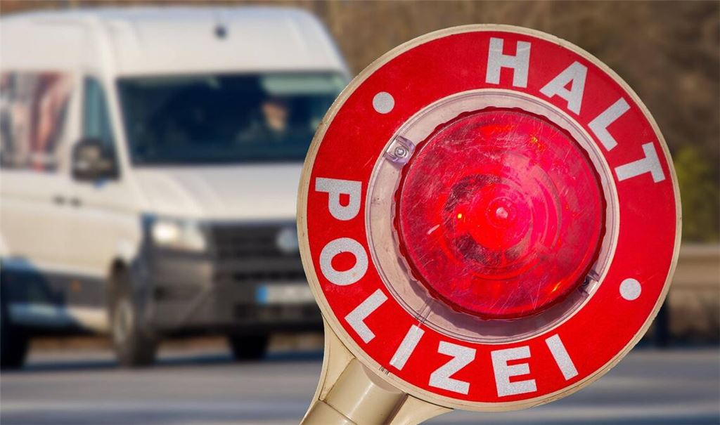 Polizisten haben mehrere Reisebusse kontrolliert und bei fast allen Verstöße festgestellt. (Symbolbild)