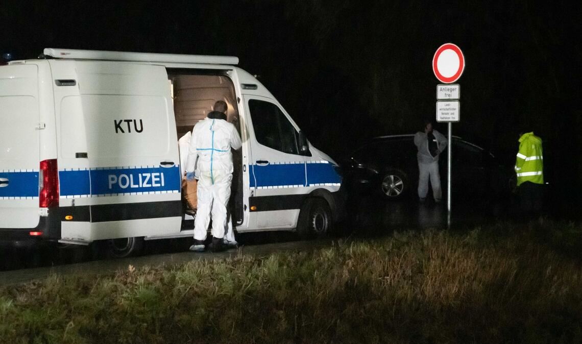 Polizisten im Einsatz an einem Waldgebiet in Dormagen. Dort war die Leiche des 14-Jährigen gefunden worden. (Archivbild)