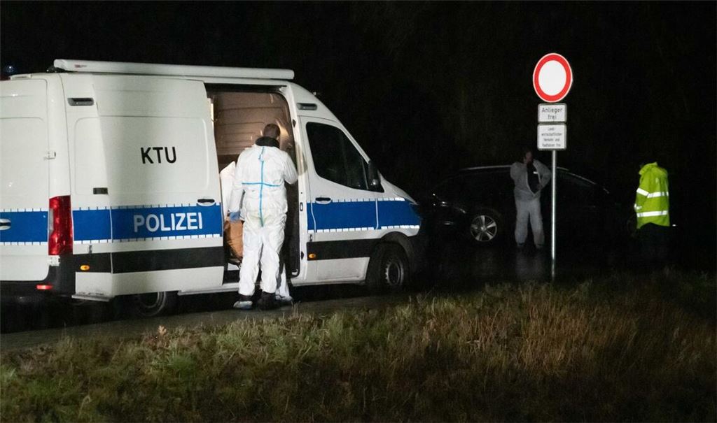 Polizisten im Einsatz an einem Waldgebiet in Dormagen. Dort war die Leiche des 14-Jährigen gefunden worden. (Archivbild)