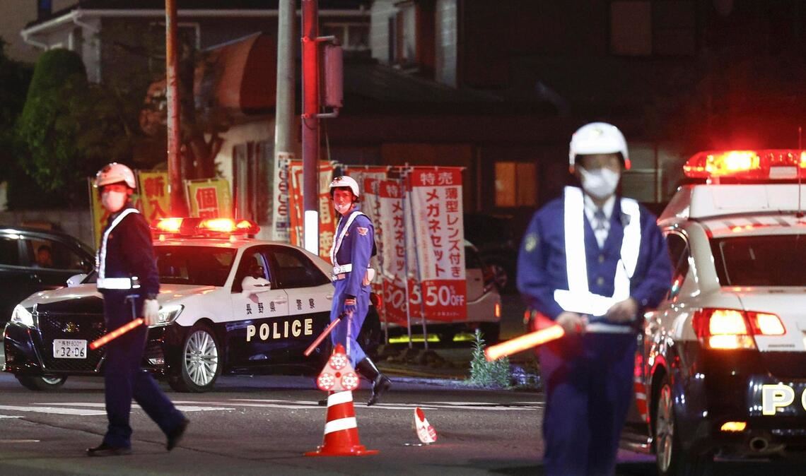 Polizisten in Nakano in der Nähe eines Gebäudes, in dem sich der Täter Mann verschanzt hat.