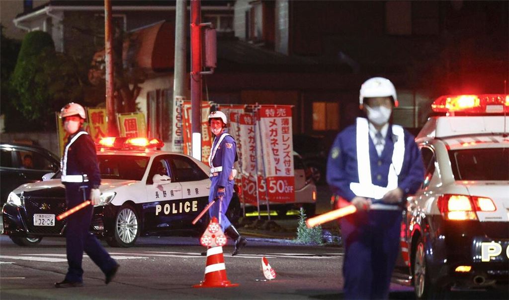 Polizisten in Nakano in der Nähe eines Gebäudes, in dem sich der Täter Mann verschanzt hat.