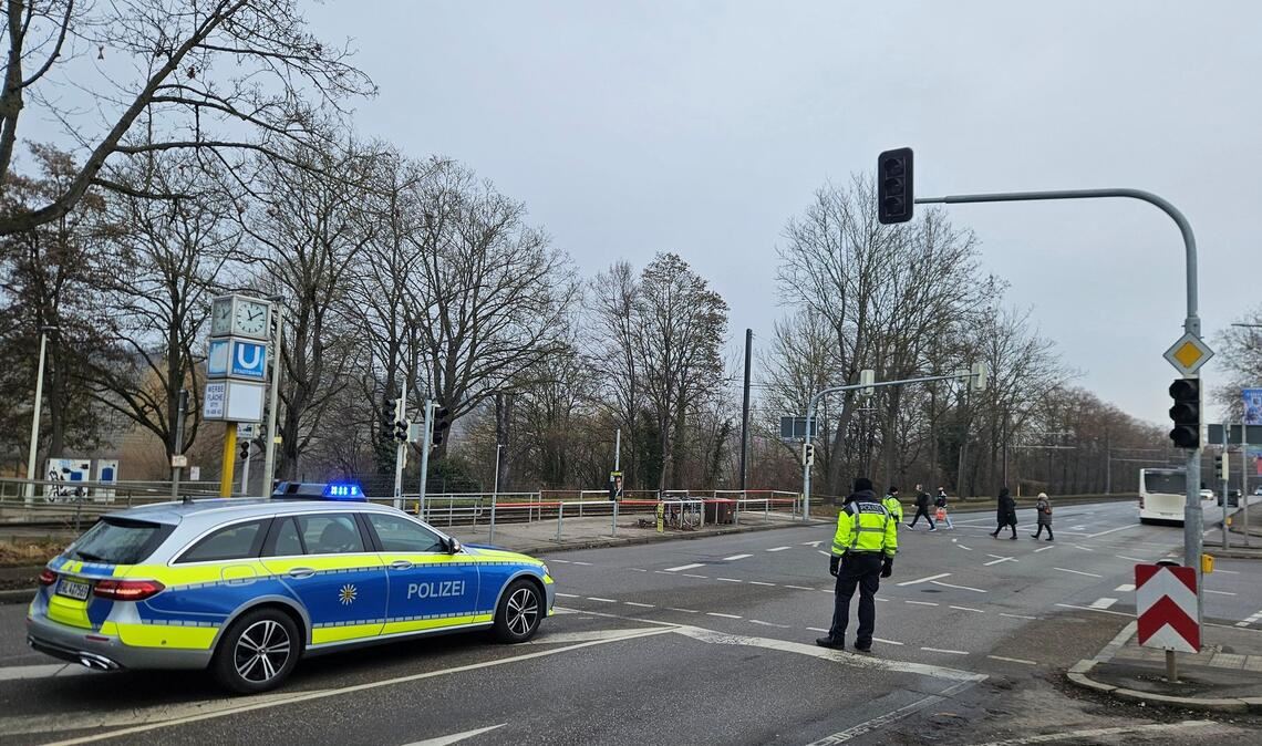 Polizisten mussten teils den Verkehr an ausgefallenen Ampeln regeln.