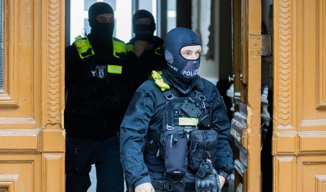 Polizisten nach einer Hausdurchsuchung in Berlin-Kreuzberg - bundesweit waren mehrere Dutzend Beamte im Einsatz.