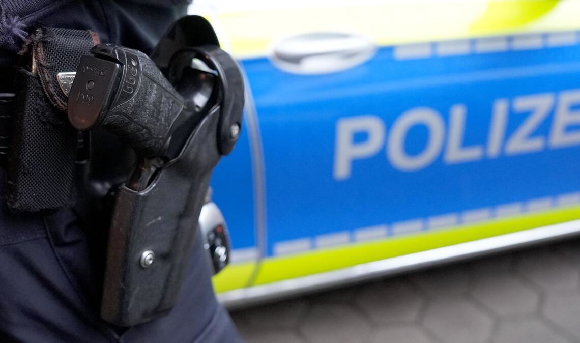 Polizisten nahmen den Mann fest (Symbolbild).