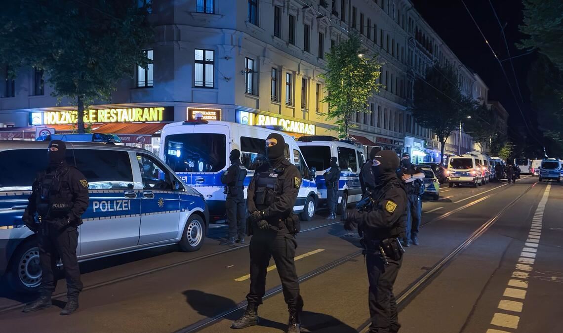Polizisten riegeln die Eisenbahnstraße in Leipzig ab.