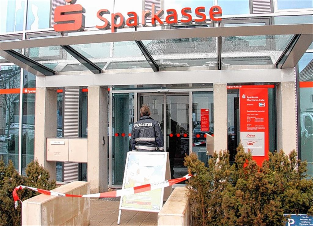 Polizisten sichern Spuren nach Überfall auf die Sparkasse in Huchenfeld. Archivfoto: Günther