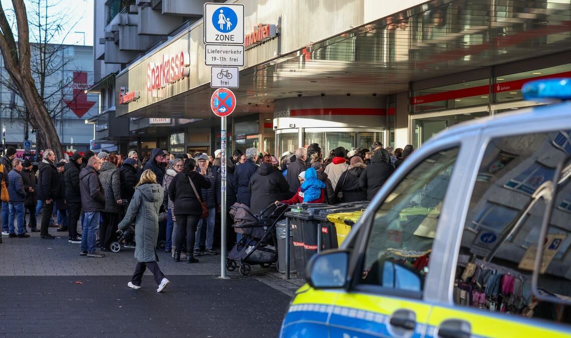 Polizisten sichern den Eingang der Sparkassenfiliale in Gelsenkirchen-Buer, nachdem wartende Kunden versucht hatten in die Bank zu gelangen.