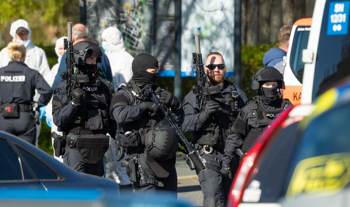 Polizisten sichern in Neustadt in Sachsen einen Tatort. Es gab zwei Tote.