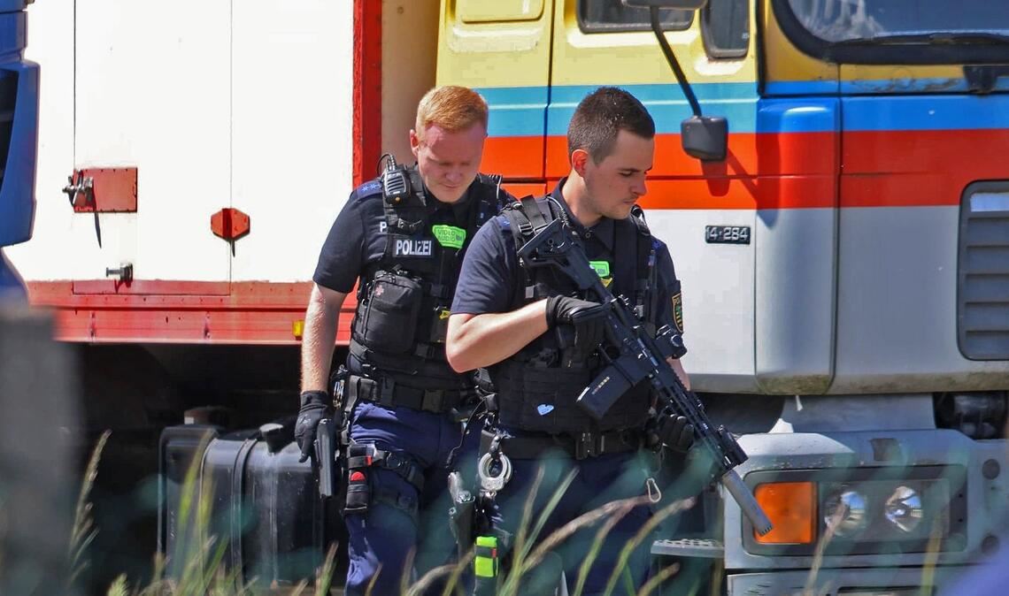 Polizisten sind in Schkeuditz bei Leipzig im Einsatz. Die Polizei hat dort einen entlaufenen Tiger erschossen.