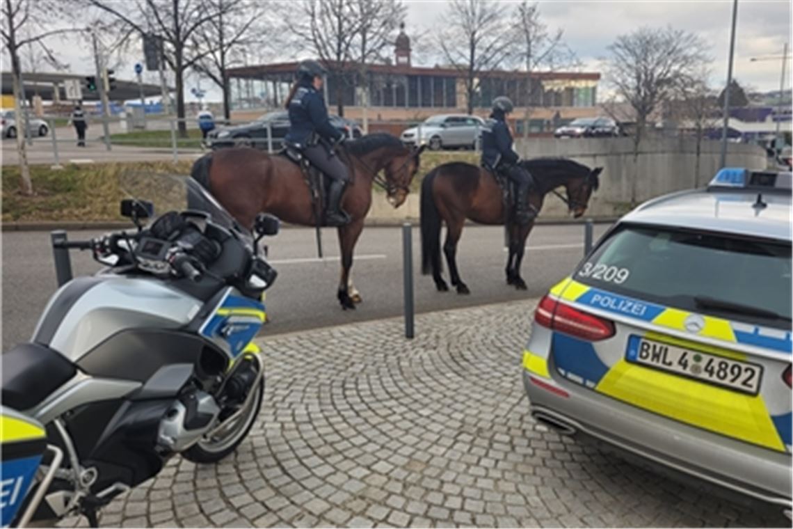 Polizisten sorgen für Sicherheit während einer Gerichtsverhandlung.Foto: Myroshnichenko