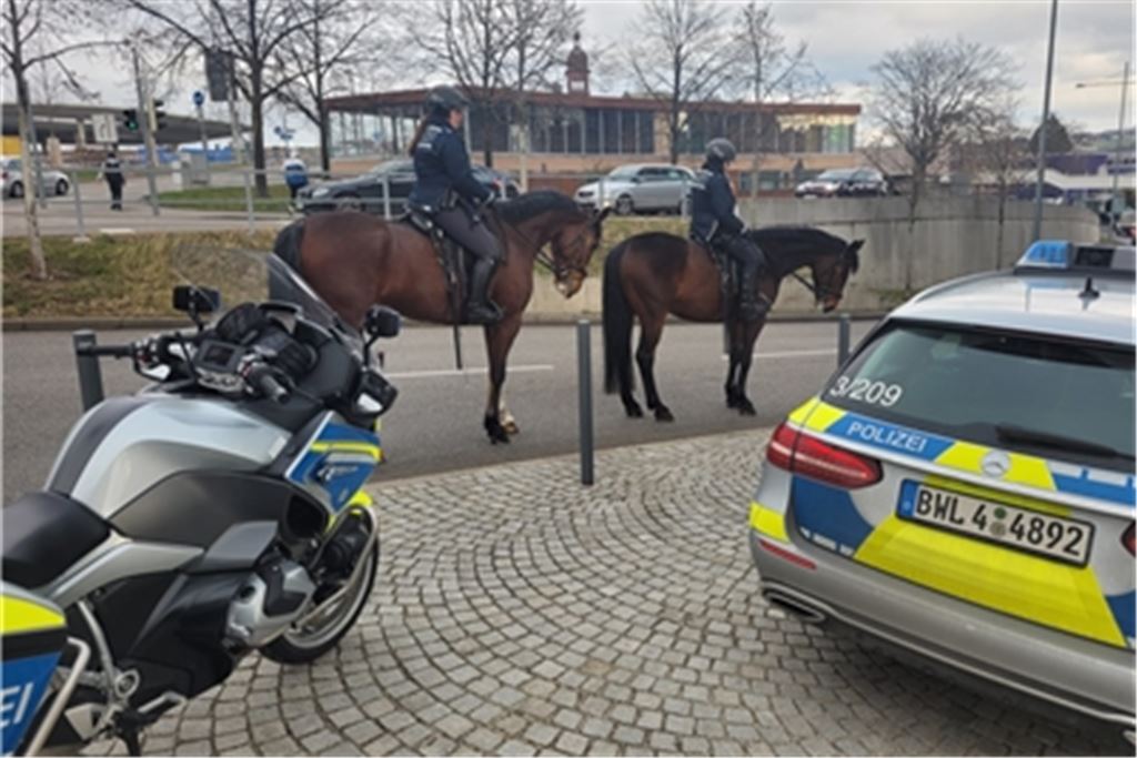 Polizisten sorgen für Sicherheit während einer Gerichtsverhandlung.Foto: Myroshnichenko
