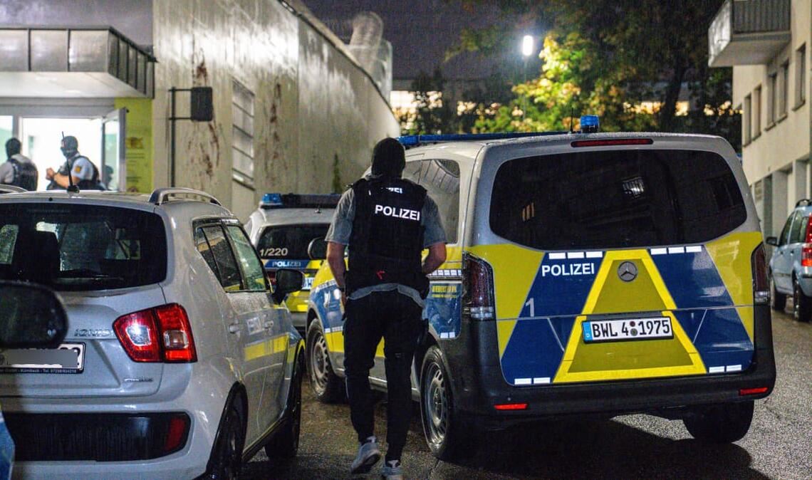 Polizisten stehen am Donnerstagabend am Eingang der Abschiebungshafteinrichtung in der Pforzheimer Oststadt.