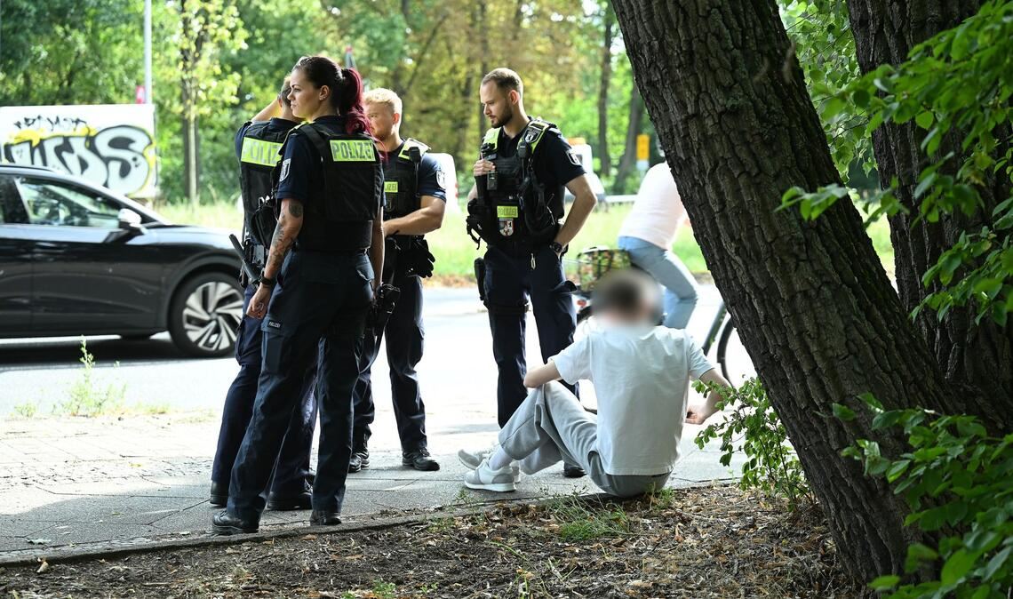 Polizisten stehen an der Unfallstelle.