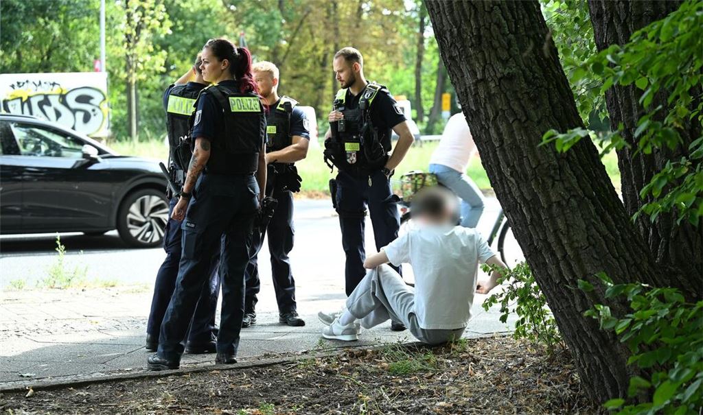 Polizisten stehen an der Unfallstelle.