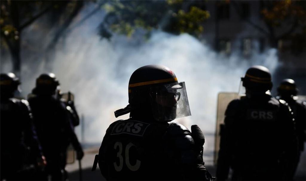 Polizisten stehen bei einem Schülerprotest gegen unterfinanzierte Schulen. Seit Tagen protestieren Schülerinnen und Schüler an den Oberschulen. Seit Beginn der Aktionen kam es zu mehr als 5.000 Festnahmen.