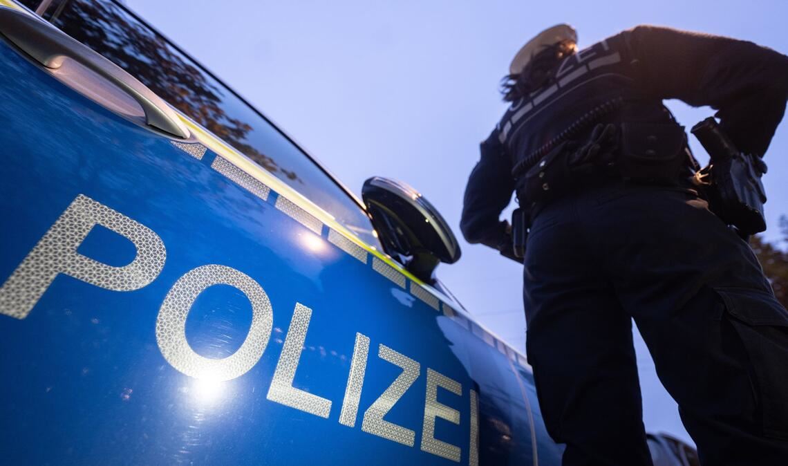Polizisten stellten den Unfallverursacher wenig später. (Symbolbild)