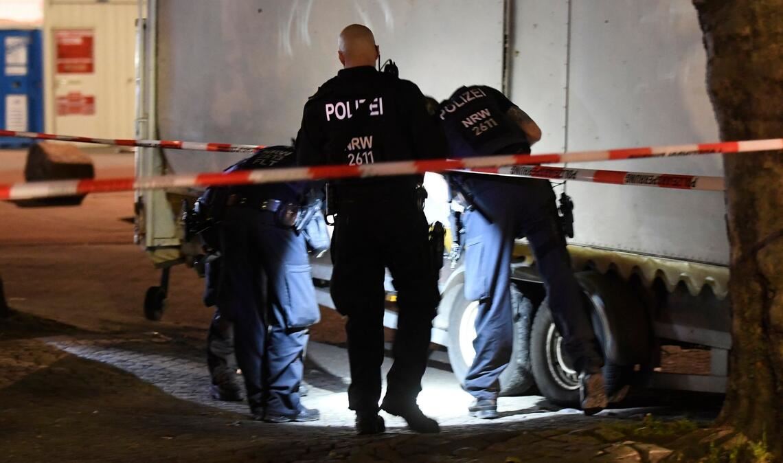 Polizisten suchen im Mai 2022 nach Spuren auf dem Hamborner Altmarkt in Duisburg. Bei der Schießerei waren vier Personen verletzt worden.