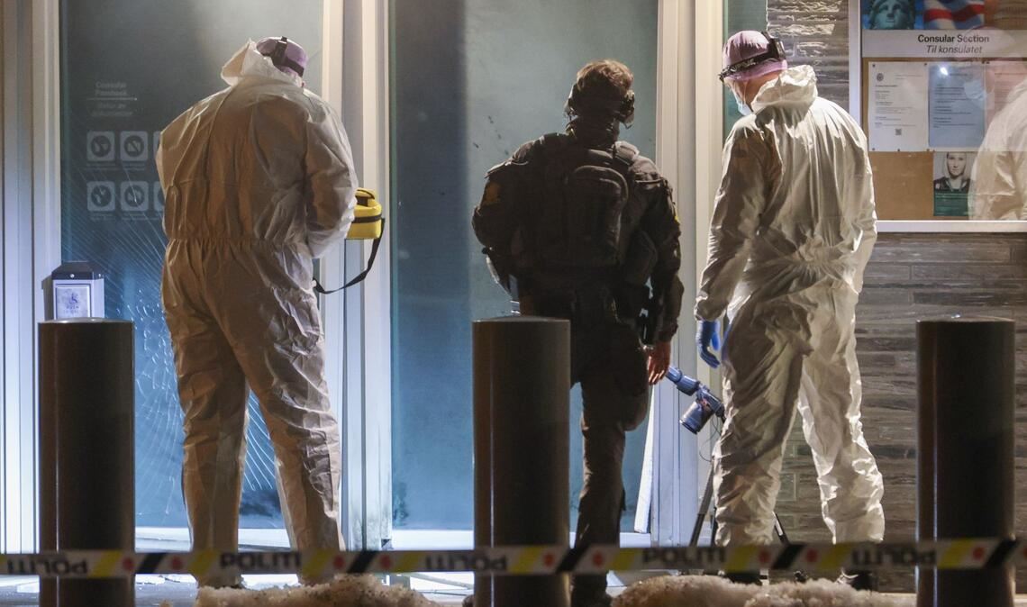 Polizisten und Techniker sind am Sonntagabend vor der amerikanischen Botschaft in Oslo im Einsatz, nachdem dort ein lauter Knall gemeldet worden war.