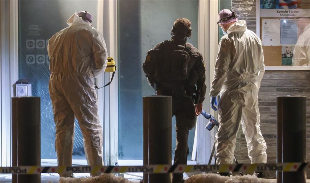 Polizisten und Techniker sind am Sonntagabend vor der amerikanischen Botschaft in Oslo im Einsatz, nachdem dort ein lauter Knall gemeldet worden war.