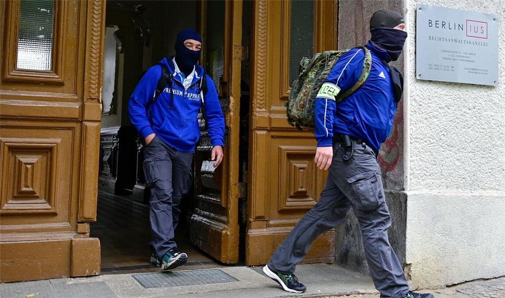 Polizisten verlassen nach einer Hausdurchsuchung in Berlin-Kreuzberg Räume von Mitgliedern der Letzten Generation.