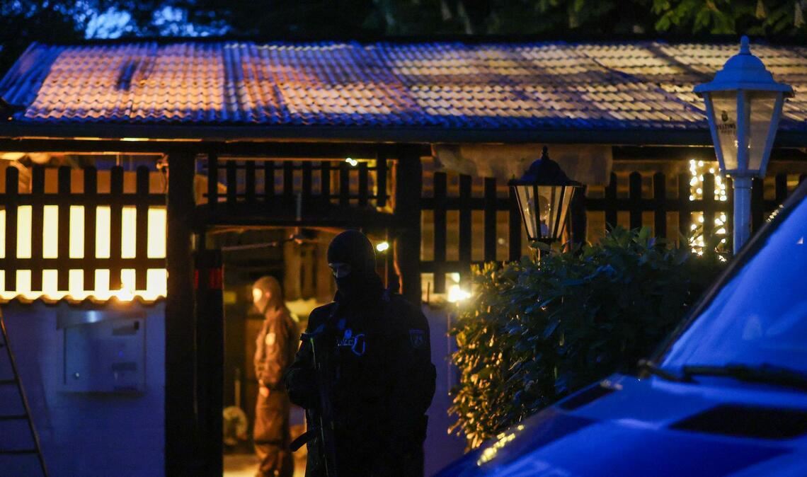 Polizisten vor dem Vereinsheim der "Hells Angels" in Hilden.