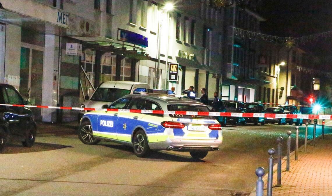 Polizzeieinsatz nach der Sprengung des Bankomaten in Eutingen. Jetzt wurden die Täter verurteilt. Foto: Archiv