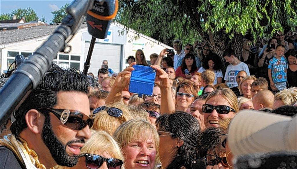Pompööser Auftritt in der heimatlichen Provinz: Der Andrang bei der Eröffnung seines Outlet-Shops in Ellmendingen 2014 dürfte dem Designer gefallen haben, der das Rampenlicht liebt.