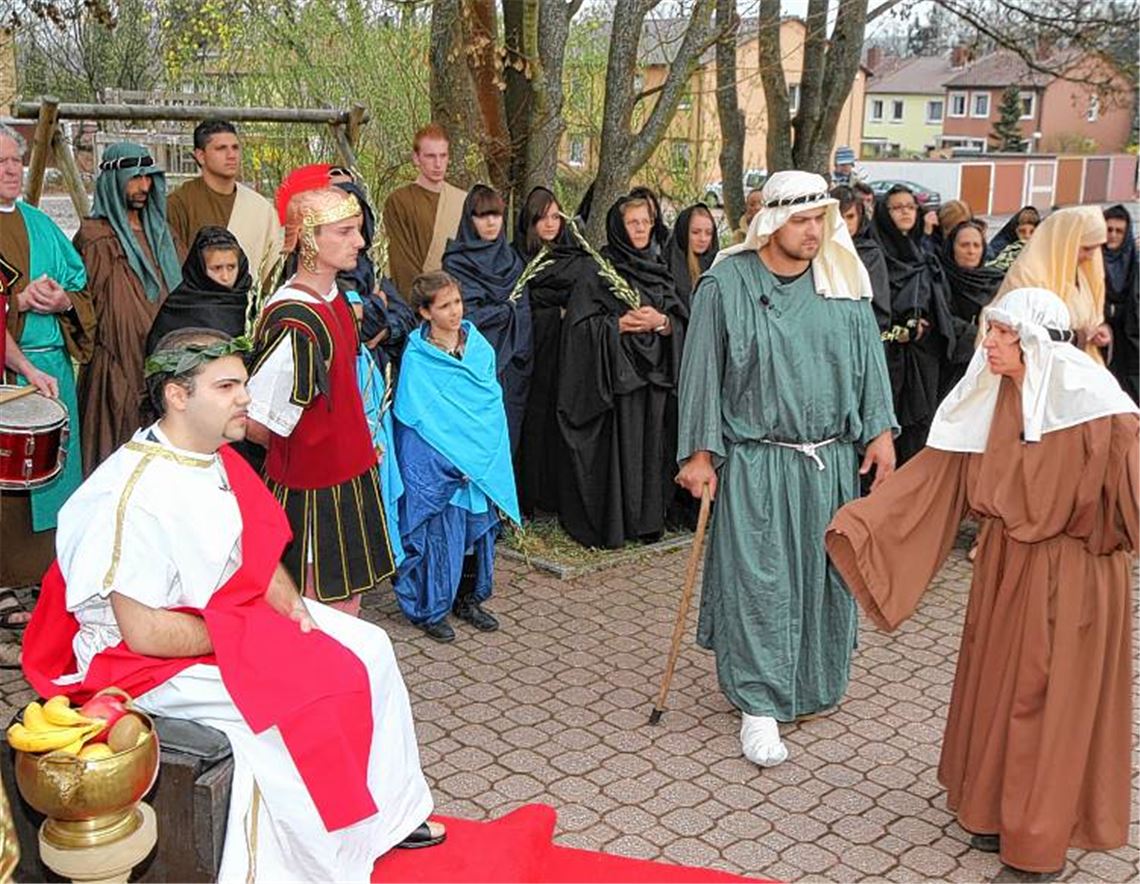 Pontius Pilatus lässt sich durch die Klageweiber nicht beeindrucken und spricht sein Urteil, ...