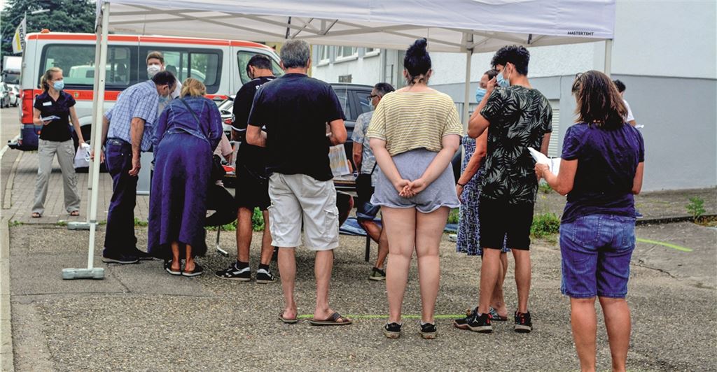 Pop-up-Impftermin in Mühlacker: Die Impfwilligen registrierten sich vor der Moschee El Aksa Camii. Fotos: Stahlfeld