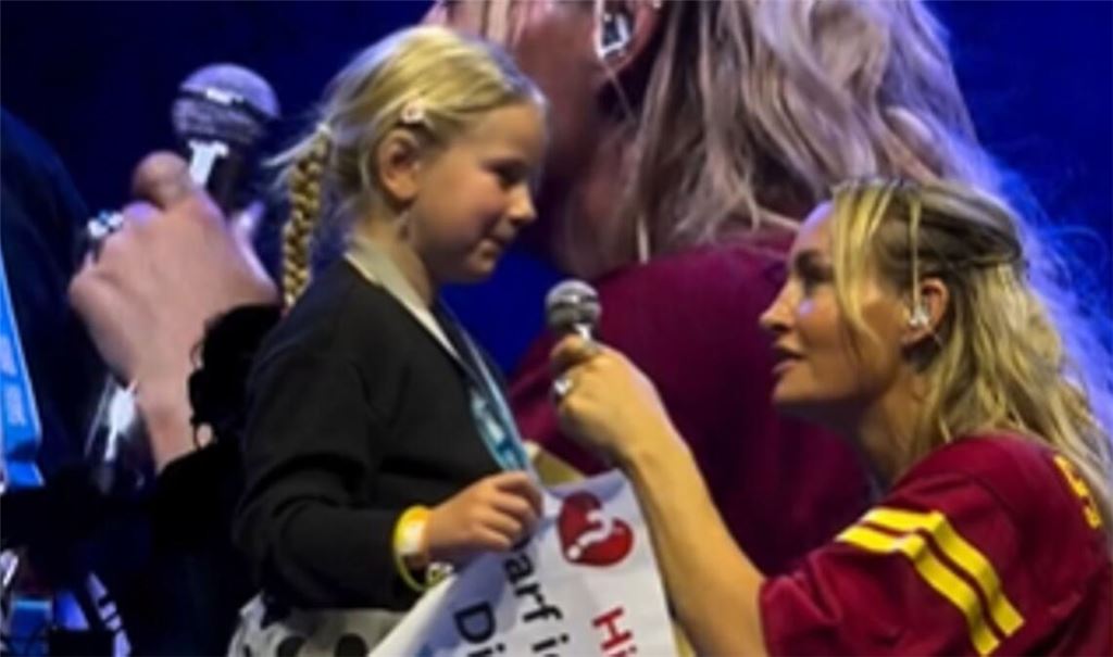 Popstar Sarah Connor begegnet ihrem Fan Lisa auf Augenhöhe.