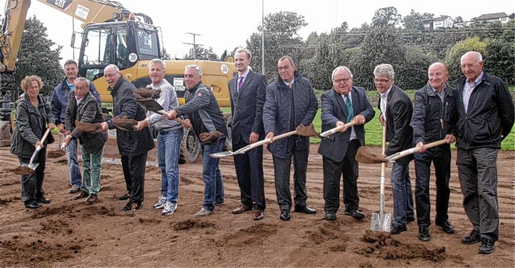 Porsche-Betriebsratschef Uwe Hück (4.v.li.) hat offenkundig den größten Spaß am gemeinsamen Spatenstich mit Vertretern von Gemeinderat, Stadt, Verein, Sparkasse und Baufirmen. Foto: Eigner