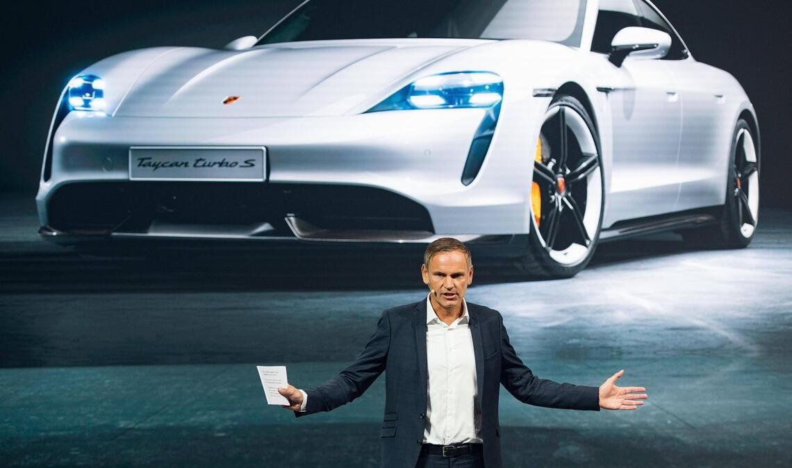 Porsche-Chef Oliver Blume vor dem elektrischen Topmodell Taycan