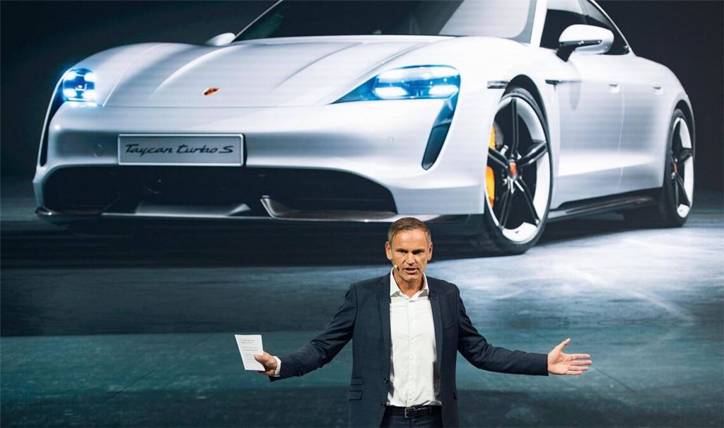 Porsche-Chef Oliver Blume vor dem elektrischen Topmodell Taycan