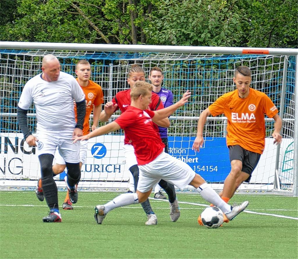 Uwe Hück als Fußball-Hopper