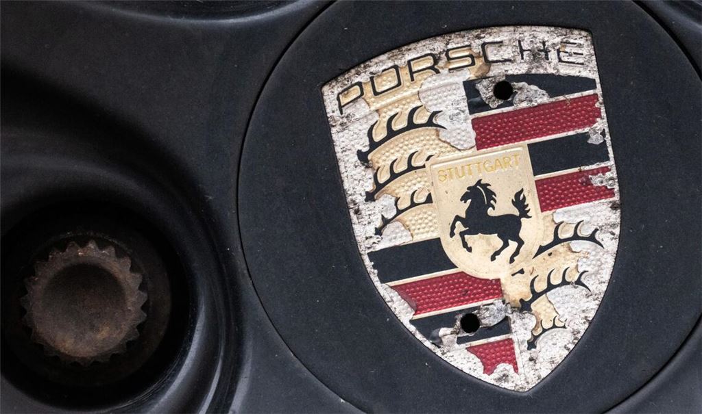 Porsche geht nach der Kurskorrektur in der Modellpolitik durch ein tiefes Tal. Im Bild eine ramponierte Sportwagenfelge des Stuttgarter Herstellers.
