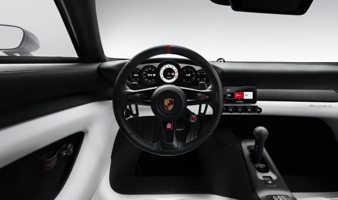 Porsche verzichtet auf ein dauerhaft integriertes zentrales Display und ein fest installiertes Beifahrer-Display. Stattdessen können Fahrer ihr Smartphone magnetisch anpinnen.