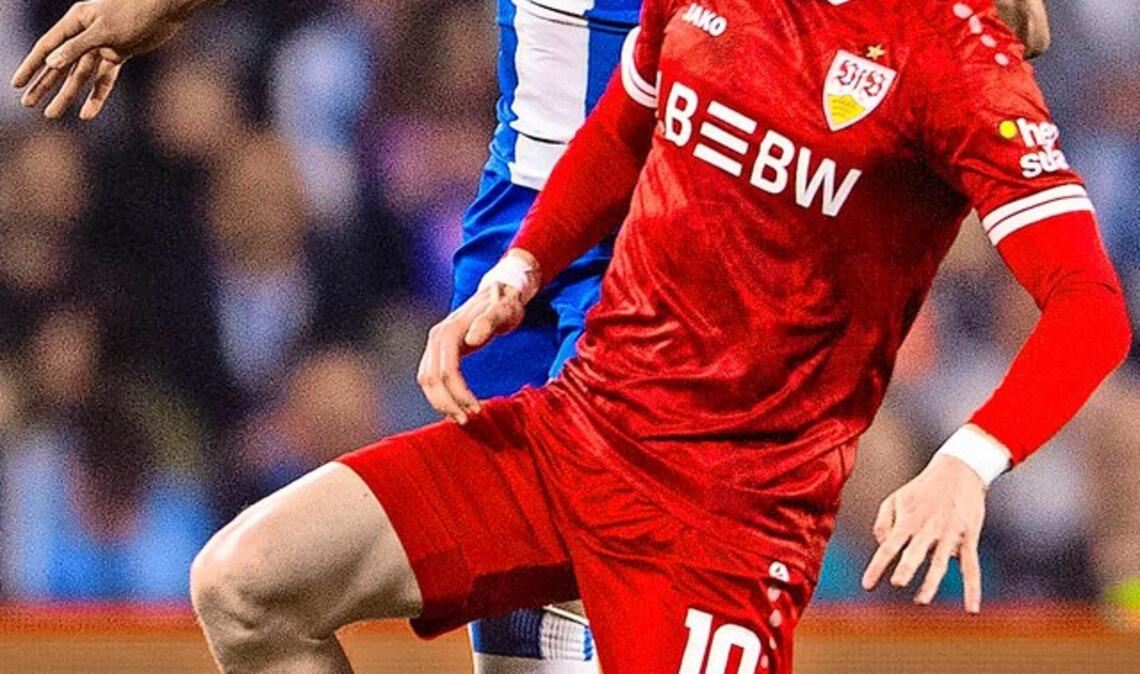 Portos Alberto Costa gewinnt das Luftduell gegen Chris Führich (vorn).