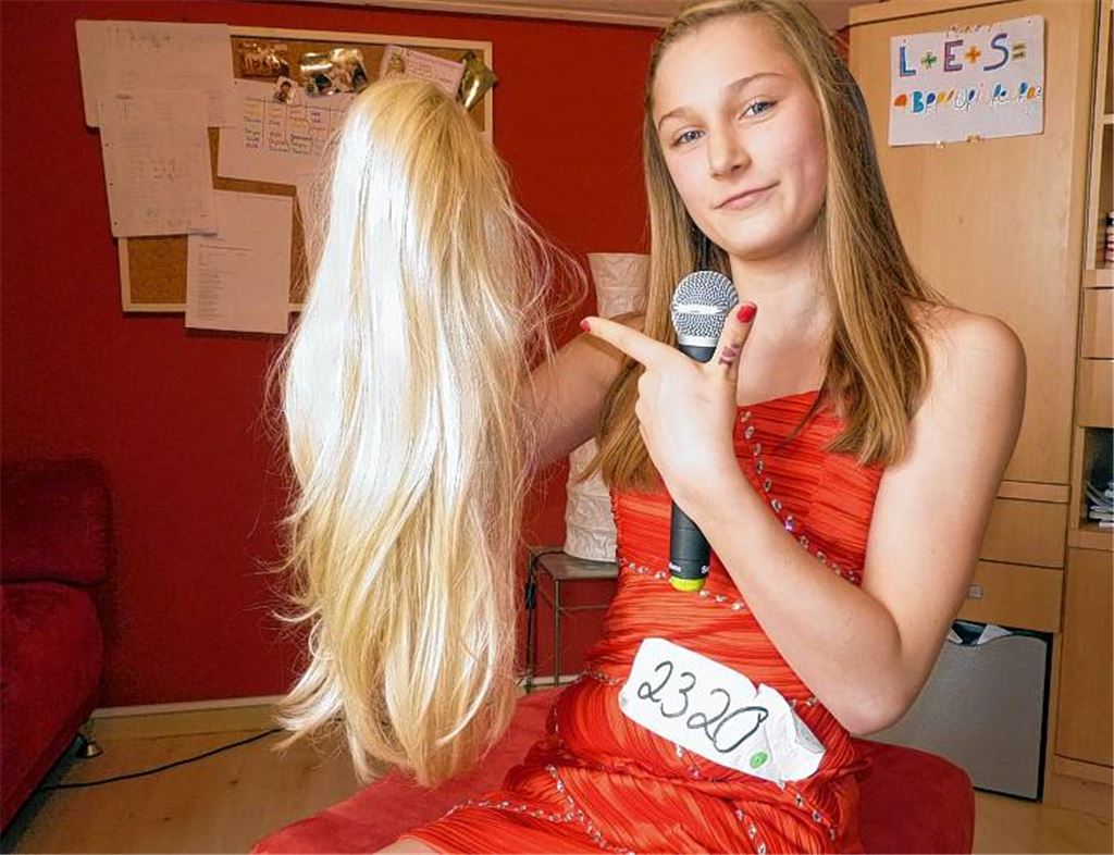 Posen wie ein Star: Für Selina ist die Verwandlung in Christina Aguilera ganz normal. 