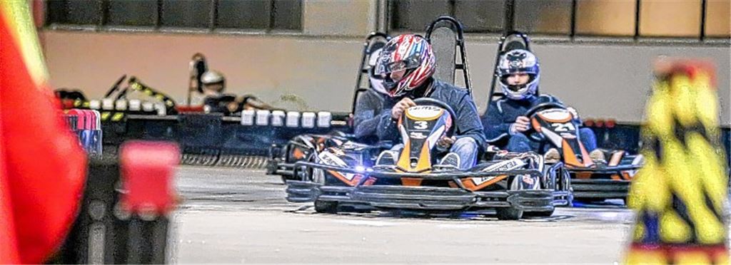 Positionskämpfe auf dem anspruchsvollen Rundkurs: Hier gilt der Spruch „Wer bremst, verliert“ nicht unbedingt. Denn wer zu spät bremst, verliert erst recht – und zwar wertvolle Sekunden, weil sein Kart um die Kurve driftet statt flitzt. Fotos: Hansen